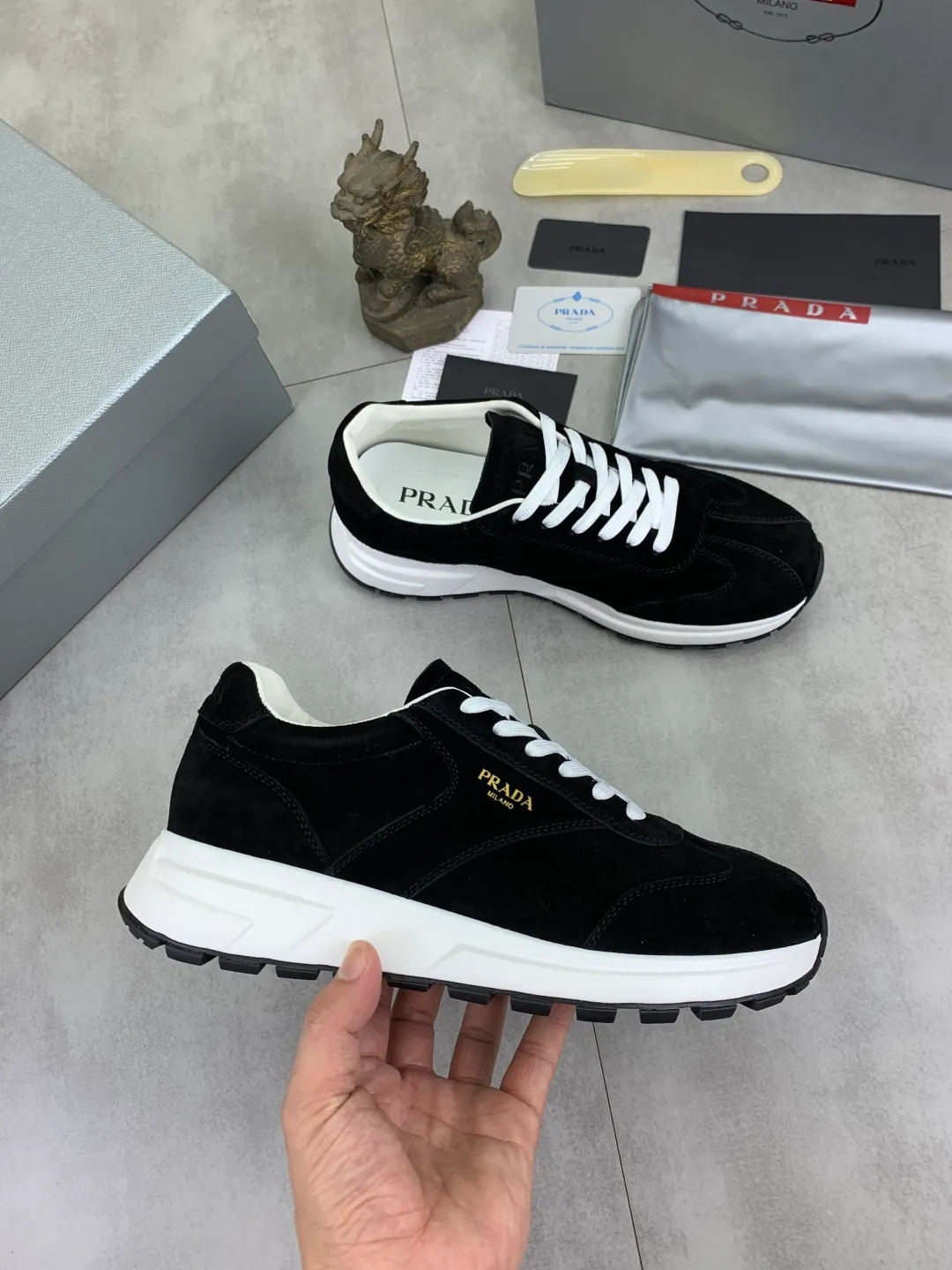 Men's Men's Shoes 💰P560 💰【New Style】 The latest model of high-quality PRADA classic men's shoes has been launched on the official website at a 1:1 replica, synchronized in Hong Kong and on the same catwalk; all made of calfskin➕imported cowhide lining, 🍡🍡original rubber outsole, non-slip and wear-resistant; comfortable on the feet, attractive style, fine workmanship, and simple and neat shoe lasts, highlighting a man's courage and toughness, 👍size 38 to 44 (45 can be customized) black White color🉑️choose